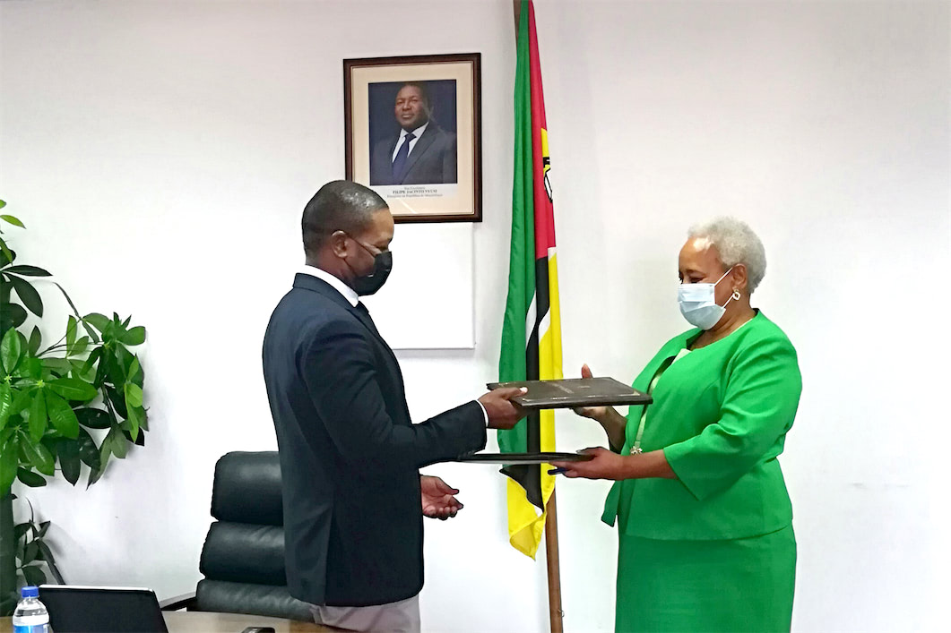 two person-in-long-sleeved-shirt-shakehand-955395