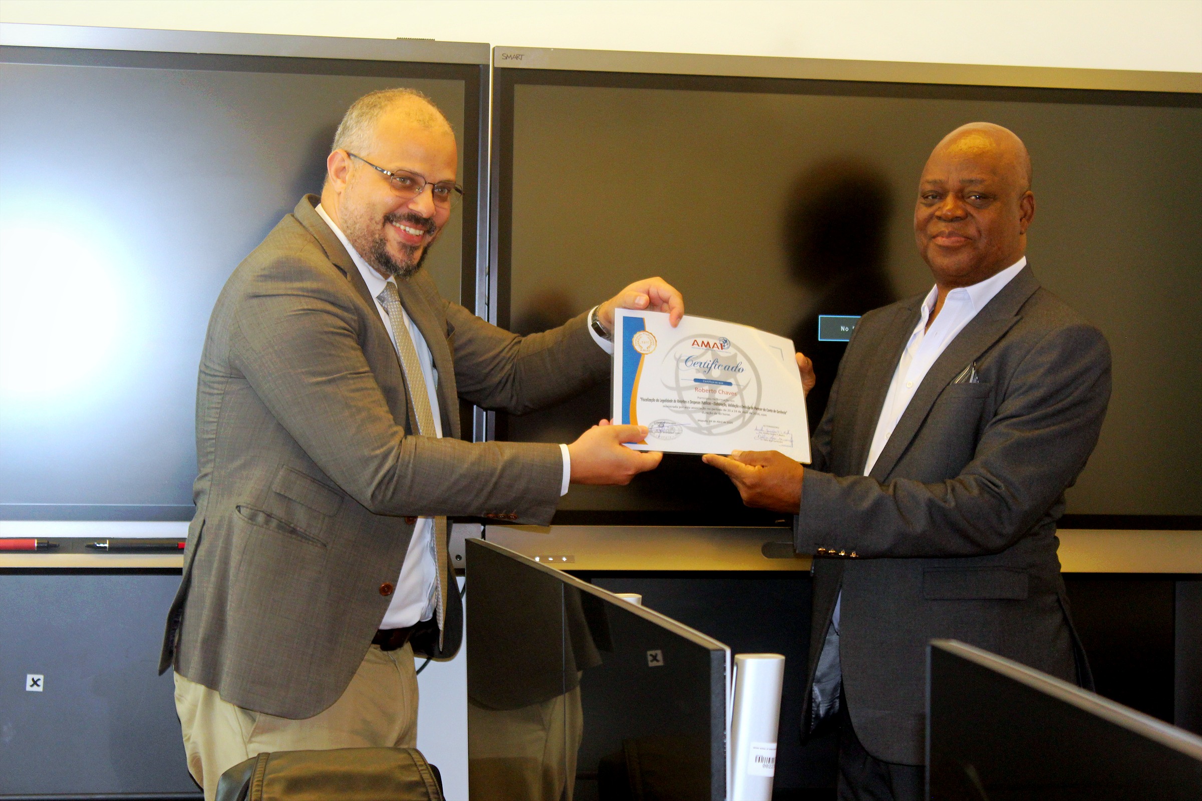 Entrega de certificados aos formandos da ENH